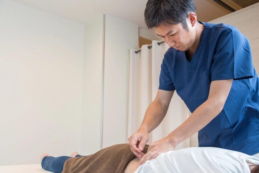Hiroshima: Acupuncture and Japanese unique massage treatment - What Kondoh combines: acupuncture, moxibustion, and nerve chiropractic