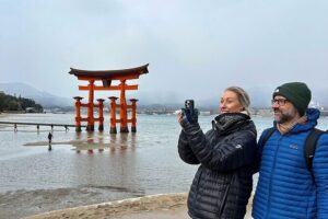 Hiroshima Private Tour: Best Highlights in a Day - Itsukushima Shrine and the iconic torii in real time