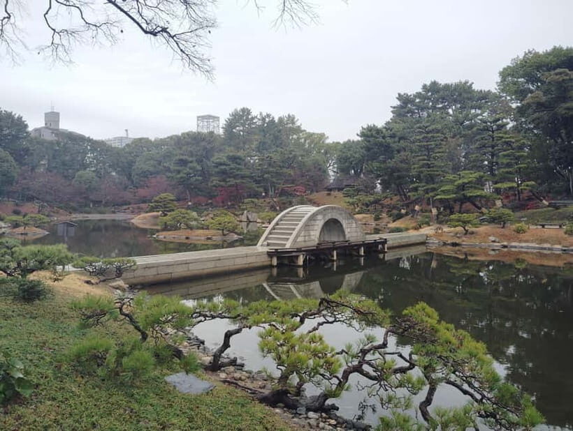 Hiroshima: Shukkei-en Garden with local guide 90min - The central pond and daimyo-style scenic planning