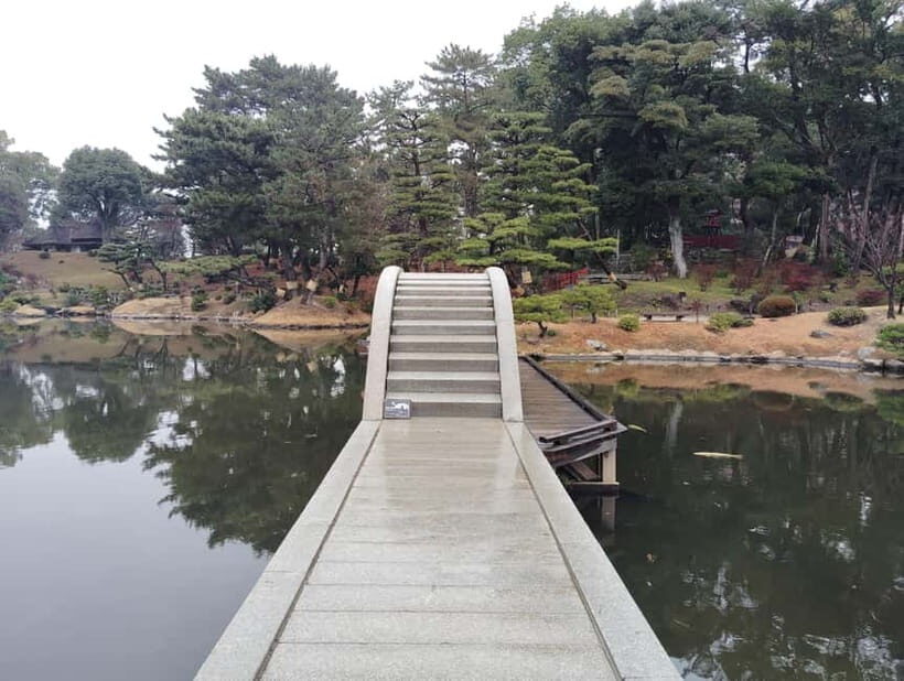 Hiroshima: Shukkei-en Garden with local guide 90min - Strolling paths: how the walk creates the pacing